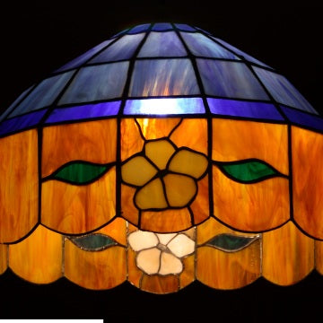 How to Identify a Tiffany Lamp Shade?